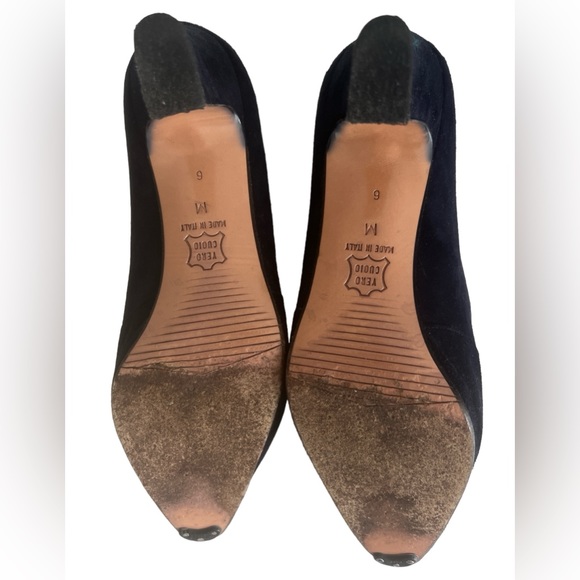 Bally Navy suede pump, gold chain detail, Sz 6 - Picture 2 of 2